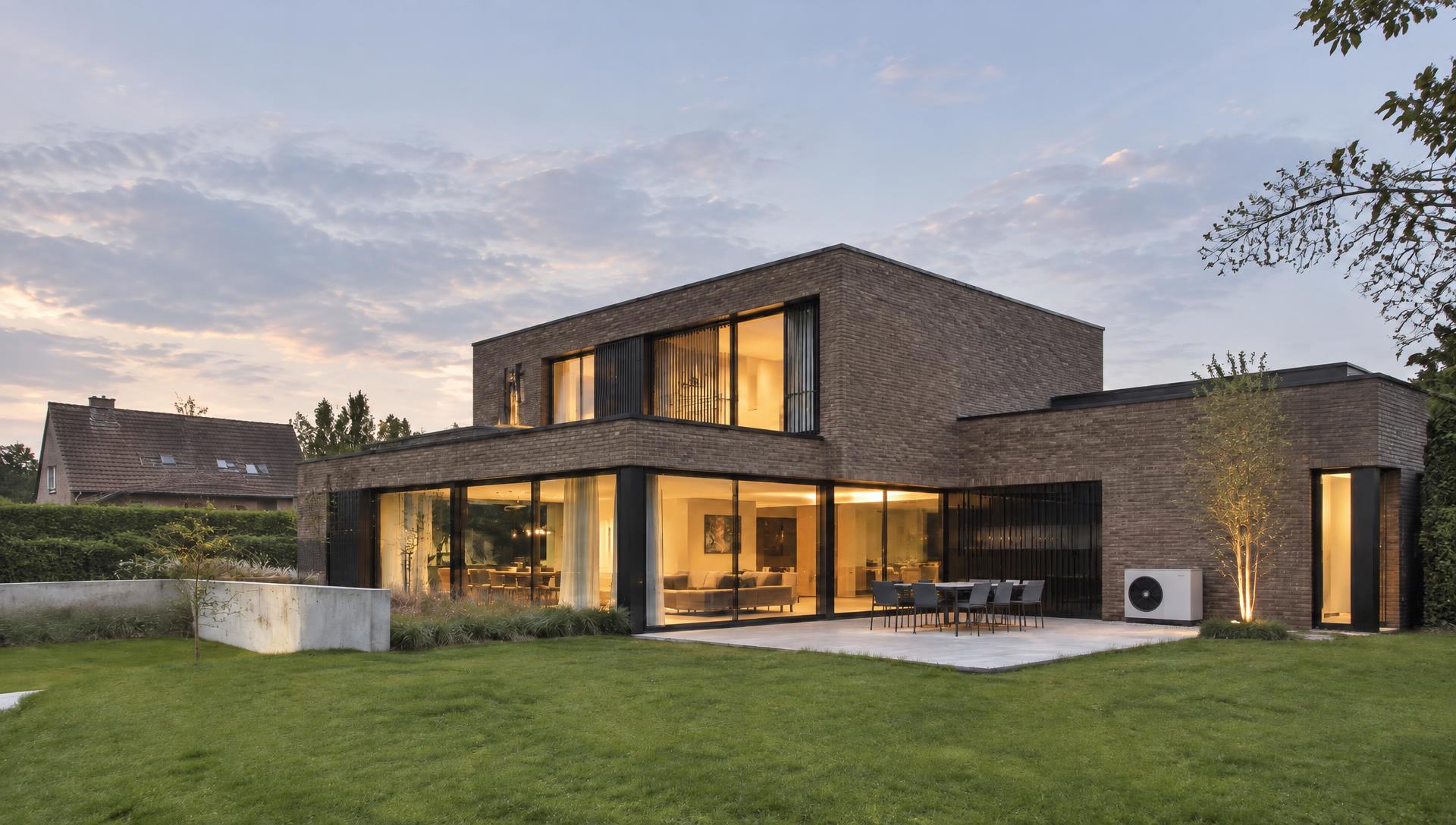 Maison contemporaine équipée d'une climatisation hybride, éclairée au crépuscule